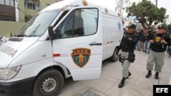 Una ambulancia con efectivos del Instituto Nacional Penitenciario de Perú, aguarda en clinica limeña durante unos de los ingresos de Fujimori.