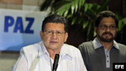 Los miembros de la delegación de las Fuerzas Armadas Revolucionarias de Colombia (FARC) en los diálogos de paz con el Gobierno colombiano, Jorge Torres Victoria, alias "Pablo Catatumbo" (i), y Luciano Marín Arango, alias Ivan