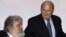 Fotografía de archivo fechada el 27 de junio de 2005 que muestra al ahora expresidente de la FIFA Joseph Blatter junto con el ex secretario general de la Confederación Norte, Centroamérica y el Caribe de Fútbol (Concacaf), Charles Gordon Blazer (d-i).