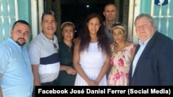 El encargado de negocios de EEUU en Cuba, Mike Hammer; la madre del preso político Iam Gámez, Estrella Gell; José Daniel Ferrer y su esposa, Nelva Ortega; Maridilegnis Carballo y su esposo, el pastor Lorenzo Rosales, y el sacerdote católico Camilo de la Paz.