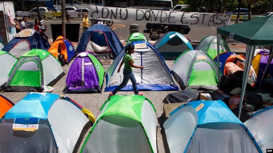 Centenares de jóvenes protestan acampando frente a las oficinas de la Organización de las Naciones Unidas (ONU), en Caracas, Venezuela. Foto del viernes 28 de marzo de 2014.