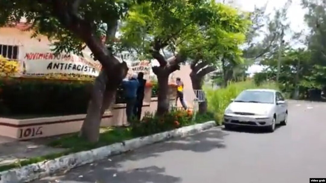 Protesta frente al consulado cubano en Veracruz.