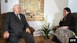 ARCHIVO. El expresidente polaco Lech Walesa (izq) charla con la periodista y bloguera cubana Yoani Sánchez (der), autora del blog "Generación Y", durante su encuentro en Gdansk, Polonia.