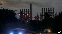 Un generador flotante en funcionamiento en La Habana, el 22 de octubre pasado. (Foto AP/Ramon Espinosa)