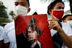 Ciudadanos de Birmania sostienen una imagen de la líder Aung San Suu Kyi después de que los militares tomaran el poder en un golpe de estado en Myanmar, fuera del recinto de las Naciones Unidas en Bangkok, Tailandia, el 2 de febrero de 2021.