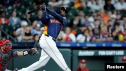 El poderoso toletero Yordán Alvarez encabeza el reducido contingente cubano que hace mucho ruido en MLB.
