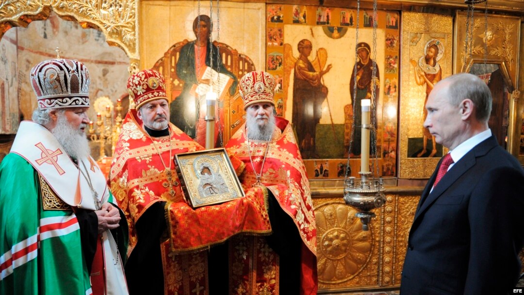 El patriarca de la Iglesia Ortodoxa Rusa Kirill (izda) bendice al presidente ruso, Vladimir Putin, tras su investidura como presidente en una de las catedrales en el Kremlin en Moscú (Rusia). 