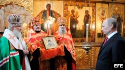 El patriarca de la Iglesia Ortodoxa Rusa Kirill (izda) bendice al presidente ruso, Vladimir Putin, tras su investidura como presidente en una de las catedrales en el Kremlin en Moscú (Rusia). 