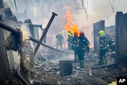 Rescatistas trabajan en la escena de un ataque ruso en Odesa, Ucrania, (Servicio de Emergencia de Ucrania, via AP Foto 15/02/2024)