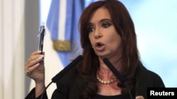 El artículo sostiene que el gobierno de Cristina Fernández traspasa todos los límites del Estado de derecho.