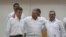  El presidente de Colombia, Juan Manuel Santos, el máximo líder de las FARC, Rodrigo Londoño, alias "Timochenko", y el presidente de Cuba, Raúl Castro. Septiembre 2015, en presentación de un  acuerdo en los diálogos de paz en La Habana (Cuba).
