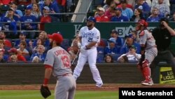 Kendrys Morales observa cómo la bola se va elevando... y la bola se fue de jonrón.