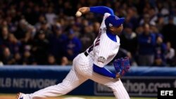 Aroldis Chapman lanzando contra los Indios de Cleveland en el Wrigley Field de Chicago.