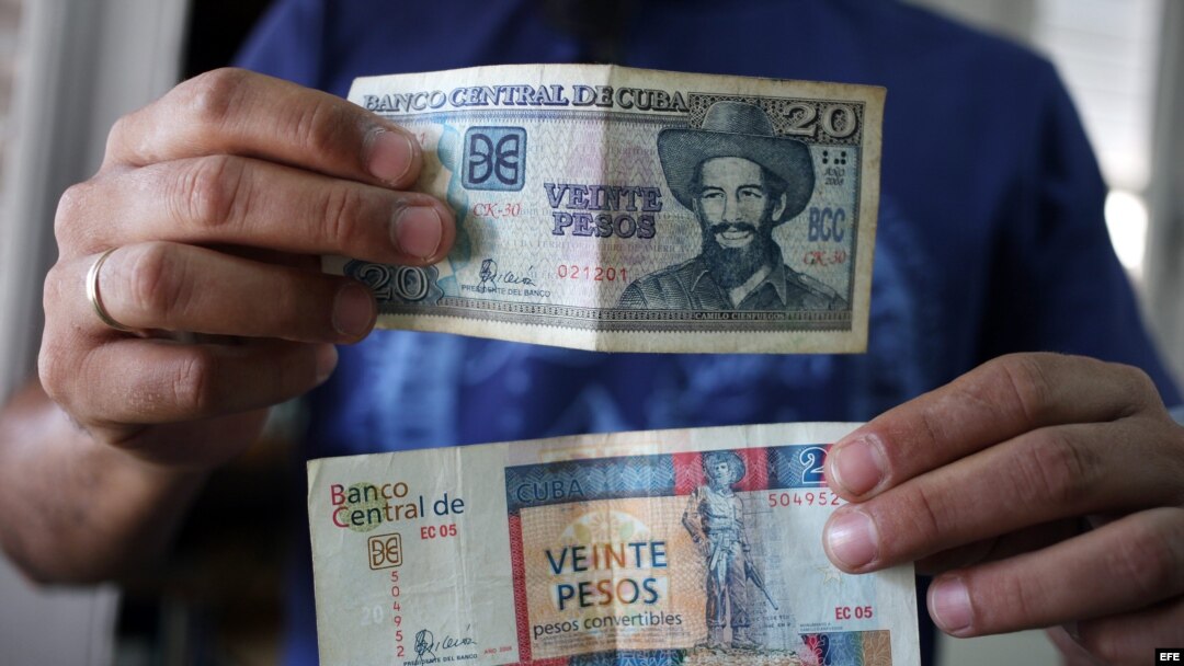  Desde el colapso de la Unión Soviética, los cubanos llevan dos monedas en el bolsillo: el peso en que los empleados públicos reciben sus salarios y pagan por algunos productos y servicios básicos, y un "peso convertible" o CUC equivalente al dólar en que