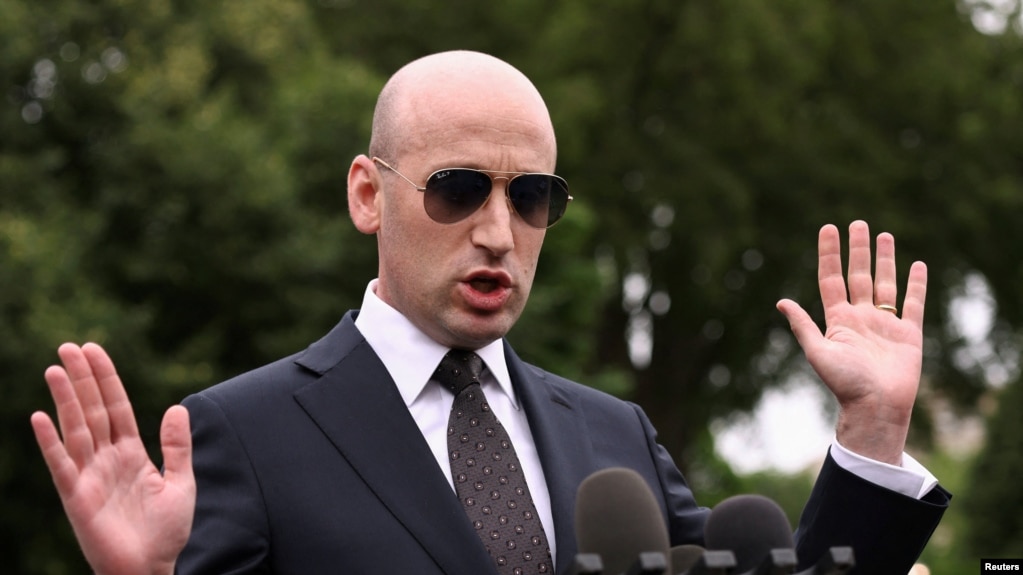 El subjefe de gabinete de la Casa Blanca, Stephen Miller, habla con los periodistas en la Casa Blanca en Washington, D.C., EEUU, el 21 de mayo de 2026.