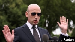 El subjefe de gabinete de la Casa Blanca, Stephen Miller, habla con los periodistas en la Casa Blanca en Washington, D.C., EEUU, el 21 de mayo de 2026.