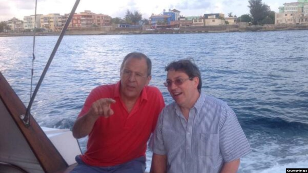 El canciller ruso Serguei Lavrov (i) y su homólogo cubano Bruno Rodríguez.