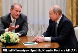 El presidente ruso Vladimir Putin y el magnate ucraniano Viktor Medvedchuk (izquierda), durante su reunión en San Petersburgo, Rusia. (Archivo)