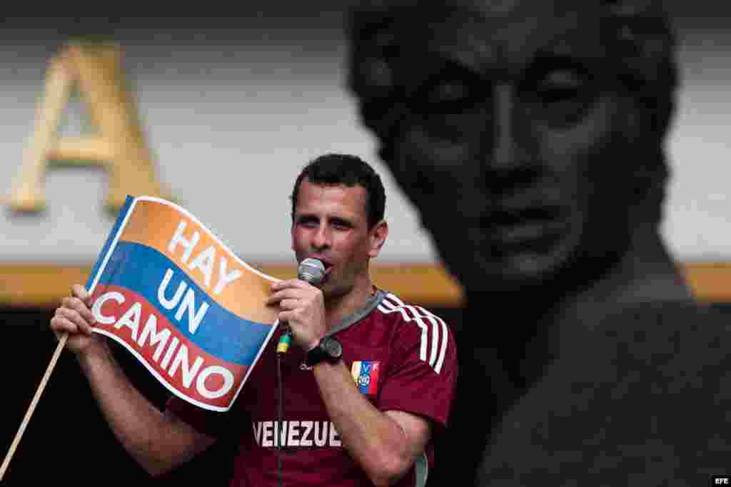 El aspirante opositor a la presidencia de Venezuela, Henrique Capriles, habla a miles de personas durante una movilización.