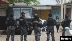 Autoridades de Bolivia arrestaron al fiscal general del Estado, Roger Mariaca, bajo la acusación de liderar una supuesta red criminal infiltrada en el Ministerio Público dedicada a encubrir y facilitar actividades del narcotráfico.