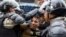Integrantes de la Policía Nacional Bolivariana (GNB) detienen a un manifestante opositor al gobierno Venezuela hoy, jueves 8 de mayo del 2014.