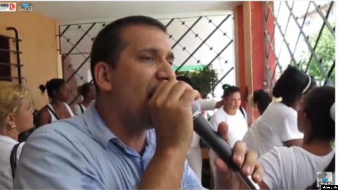 A través de bocinas, Antonio Rodiles expone a los vecinos de Lawton las ideas de la oposición.