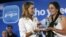 La secretaria general del PP, María Dolores de Cospedal (i), entrega el primer premio Oswaldo Payá a Ofelia Acevedo (d), viuda del disidente cubano.