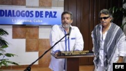 El integrante de las Fuerzas Armadas Revolucionarias de Colombia (FARC) Luis Alberto Albán (i), alias Marco León Calarcá.