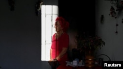 Una residente de La Habana, en medio del apagón general, el domingo 22 de marzo. (REUTERS/Norlys Perez)