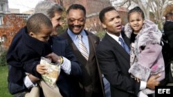 El senador demócrata estadounidense John Kerry (2i) junto a Jesse Jackson (3i), el congresista demócrata Jesse Jackson Jr. (2d), en Washington D.C. 