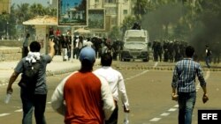 Egipcios partidarios del depuesto presidente egipcio Mohamed Mursi, se enfrentan ante fuerzas de seguridad. Foto de archivo