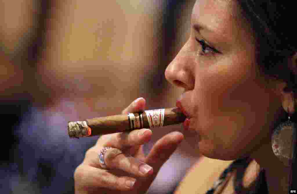 Una mujer se fuma un tabaco Cohiba, que celebra el 50 aniversario de su creación en 2016.
