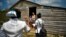 Trabajadores de la salud visitan a una residente en la provincia Mayabeque, el 28 de abril del 2020.