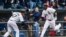 El técnico de tercera base de Medias Blancas Joe McEwing (i) felicita al jugador dominicano Alejandro De Aza (d), líder jonronero de la temporada 2014. 