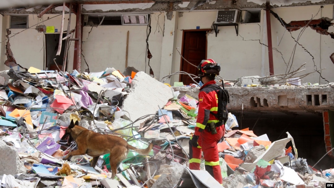 EL EQUIPO DE LA UME DE ESPAÑA CONTINÚA CON LABORES DE RESCATE EN LA CIUDAD MANTA