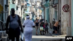 Una calle de La Habana Vieja, donde ocurri[o un nuevo brote de COVID-19. (YAMIL LAGE / AFP)