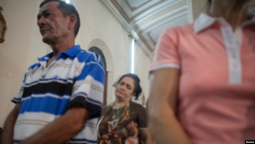 Familiares en Manzanillo de los balseros fallecidos. 