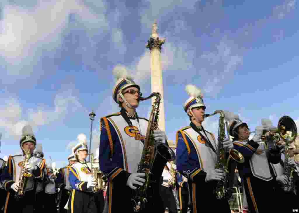 Miembros de la banda de música del instituto de Germantown participa en el desfile de las celebraciones de Año Nuevo en Londres.