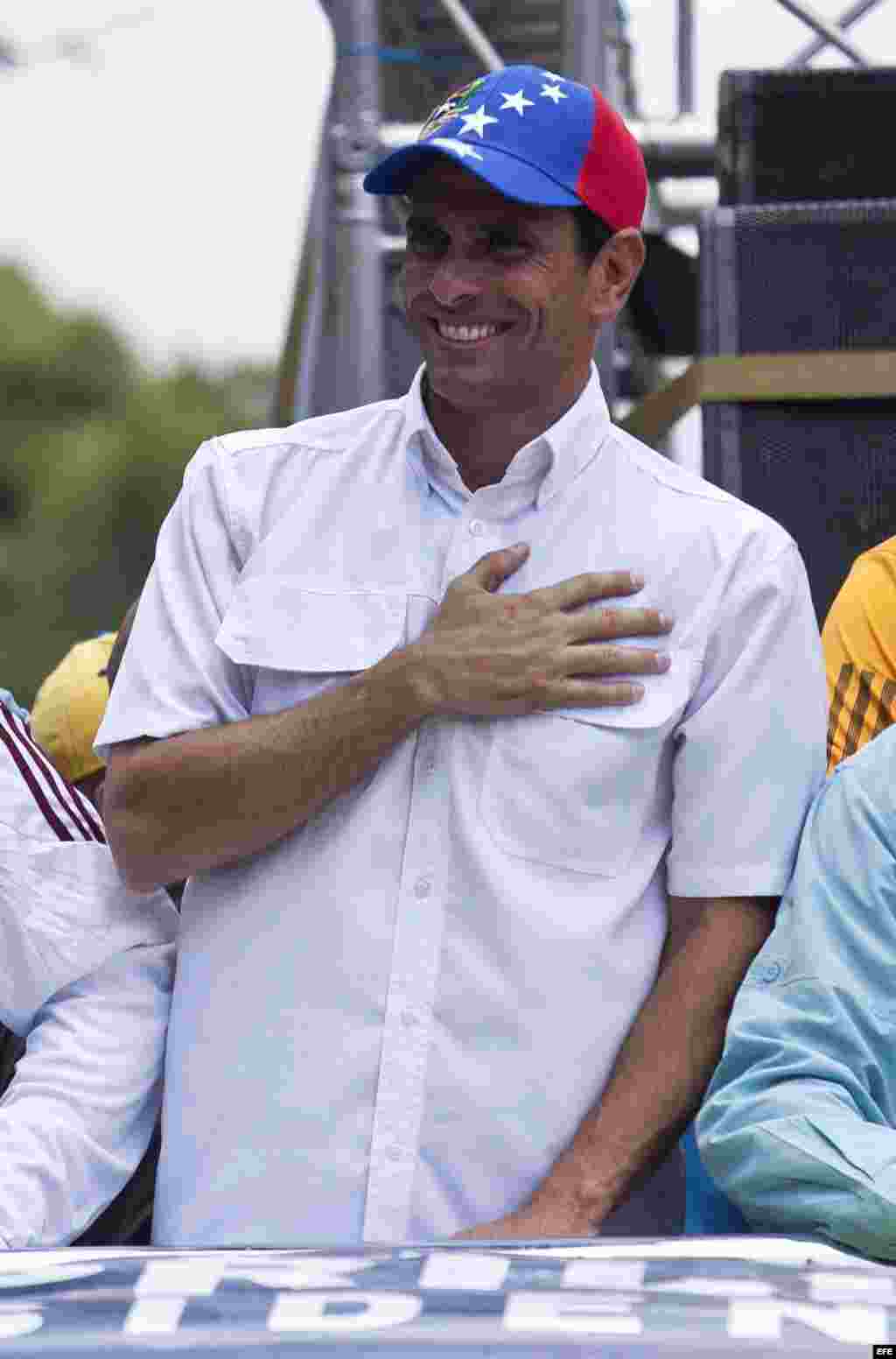  El candidato presidencial Henrique Capriles durante una caravana electoral en San Juan de Los Morros.