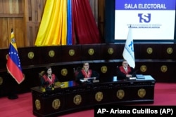 Los jueces de la Corte Suprema, de izquierda a derecha, Fanny Márquez, la presidenta Caryslia Rodríguez e Inocencio Figueroa, tras respaldar las afirmaciones de Nicolás Maduro de que ganó las elecciones presidenciales.