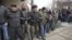 Activistas prorrusos montan una cadena delante del Parlamento de Crimea durante una manifestación de activistas proucranianos en Simferópol, Crimea (Ucrania) hoy, miércoles 26 de febrero de 2014.