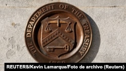 Sello de bronce en el edificio del Tesoro de EEUU en Washington. REUTERS/Kevin Lamarque/Foto de archivo
