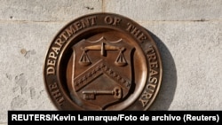 Un sello de bronce en el edificio del Tesoro de Estados Unidos en Washington, Estados Unidos, el 20 de enero de 2023. REUTERS/Kevin Lamarque/Foto de archivo