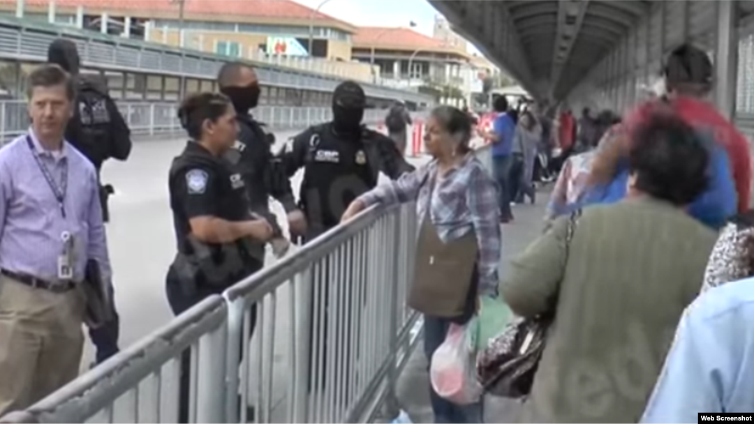 Migrantes cubanos esperan audiencias para solicitar asilo político.