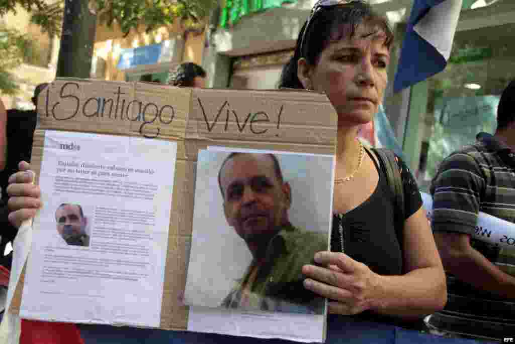 Los expresos pol&iacute;ticos cubanos y&nbsp; familiares acogidos en Espa&ntilde;a se manifiestan frente a la sede del PSOE en Madrid.