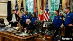 El presidente de los Estados Unidos, Donald Trump, se reúne con los astronautas de la misión Artemis II en el Despacho Oval de la Casa Blanca, en Washington.