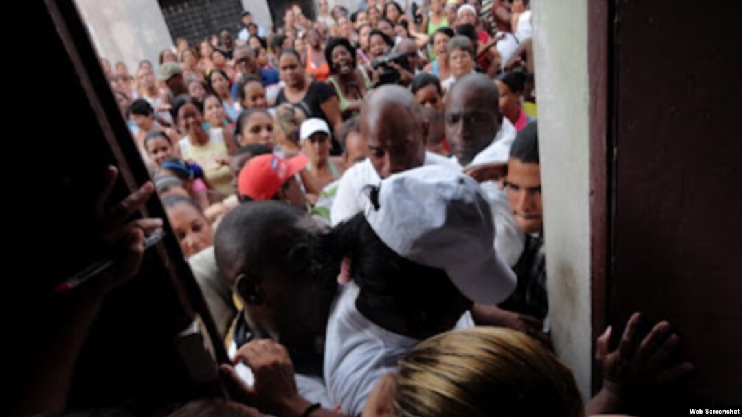 Damas de Blanco al intentar salir de la sede del Movimiento en Calle Neptuno Centro Habana, enfrentando un mitin repudio.