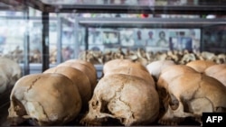 Cráneos humanos en el Monumento a Genocidio de Ntarama, en Kigali, Ruanda. 