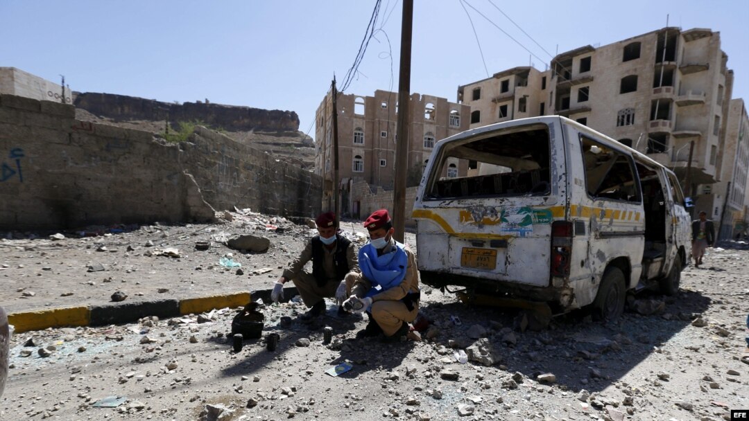Artificieros yemeníes recuperan minas y explosivos del lugar donde se produjo un bombardeo supuestamente perpetrado por la coalición liderada por Arabia Saudita contra un depósito de misiles controlado por los hutíes en Saná (Yemen).
