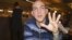 William Retureta, bajista del grupo opositor cubano "Porno para Ricardo", posa para una entrevista con Efe en un local de Praga (República Checa). 